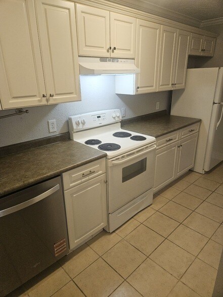 Building Photo - 802 E Main St