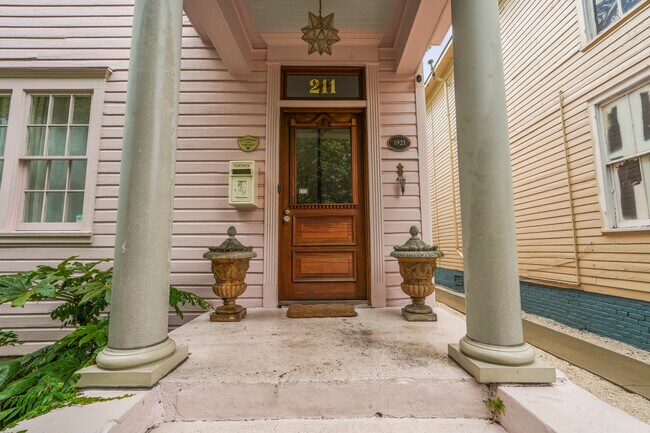 Building Photo - 211 W 40th St