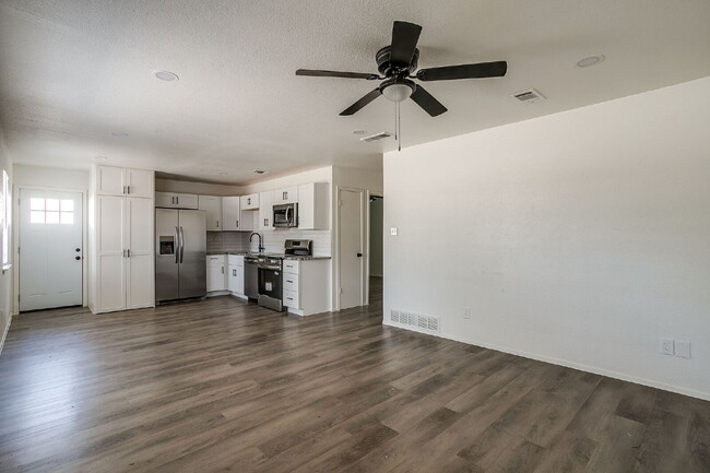 Building Photo - Charming 2 Bedroom Duplex in Westworth Village