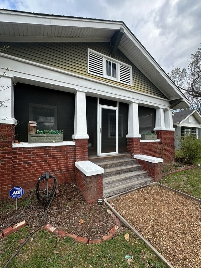 Building Photo - Available Now! 3 Bed 2 Bathroom with a Fenced Yard!