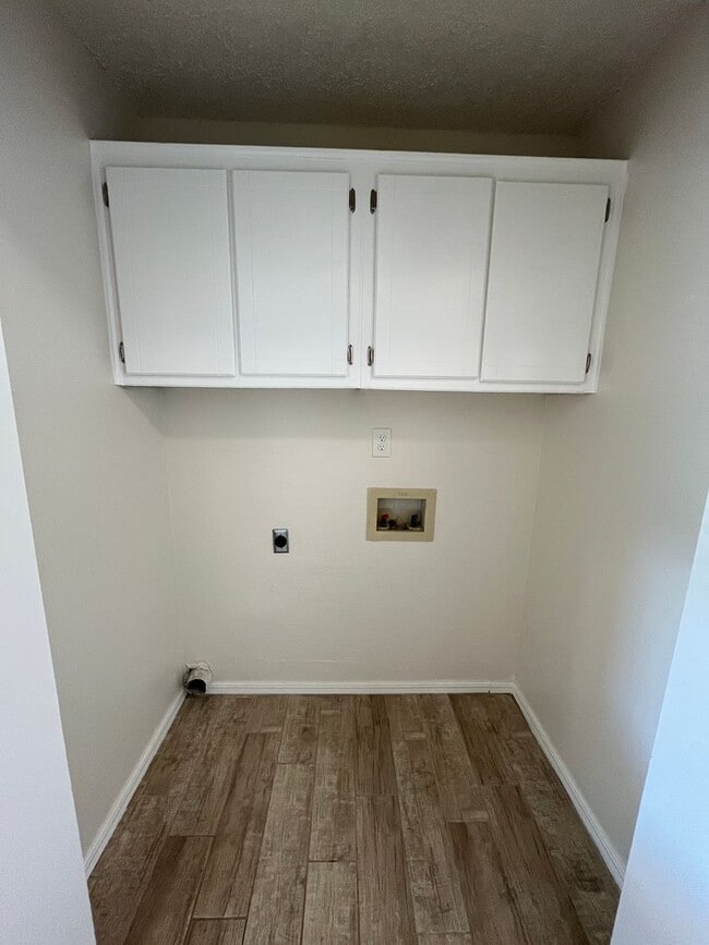 Building Photo - 1008 Acacia Cir