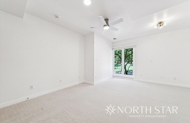 Building Photo - Newly renovated stunning lakefront home.