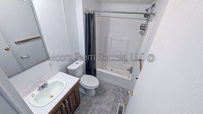 Building Photo - Country Home - Large Open Lot