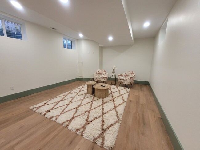 Building Photo - Beautifully renovated home in the highly d...