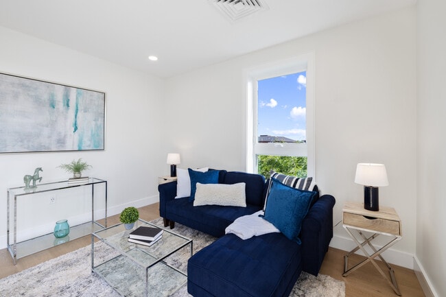 Building Photo - 301 Border St