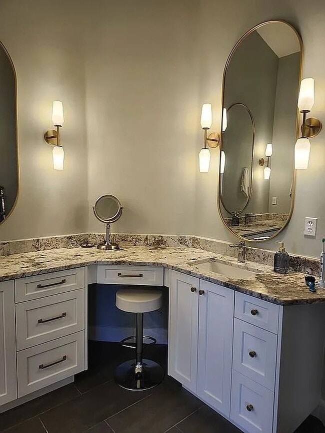 Building Photo - Charming Home Next To Sunbrook Golf Club!