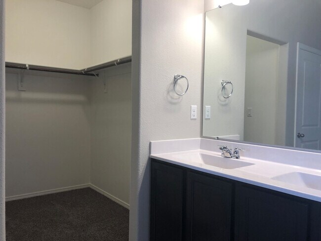 Building Photo - Amazing Home in Rio Rancho! Near Cleveland High School