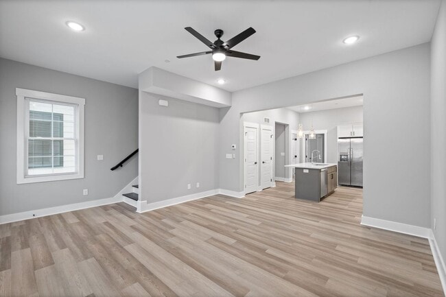 Building Photo - Gorgeous 3 Story 4 Bedroom Pet Friendly Home For Rent!