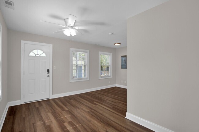 Building Photo - 2 Bedroom 1 Bath In Fayetteville- Small Do...