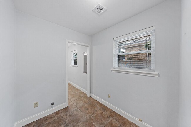 Building Photo - 10014 Burgundy Ln
