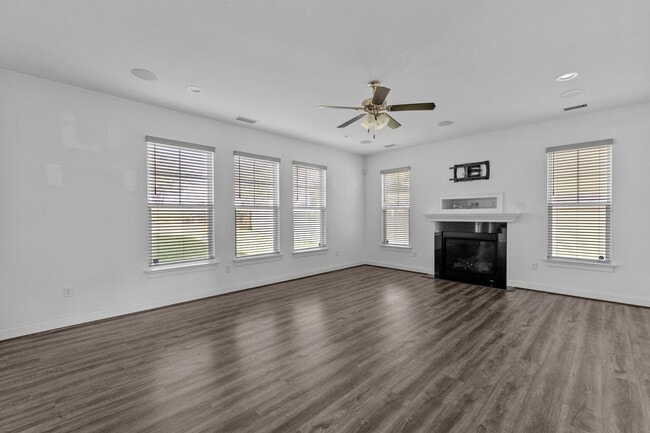 Building Photo - Exquisite 4-bedroom, 2.5-bath home located in the charming city of Chesapeake