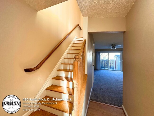 Building Photo - Charming 2-Bedroom Townhouse in a Prime Lo...