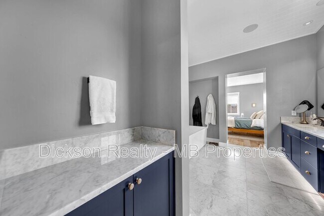 Building Photo - 6120 Triple Crown Dr