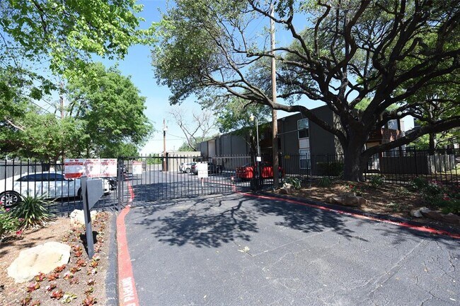 Building Photo - 2833 Kings Rd