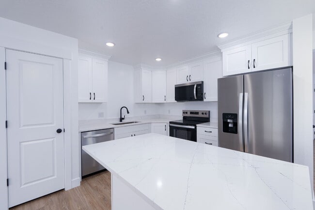 Building Photo - Spacious Vernal Home in Desirable Location