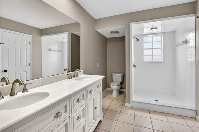 Building Photo - 802 Arietta Cir N