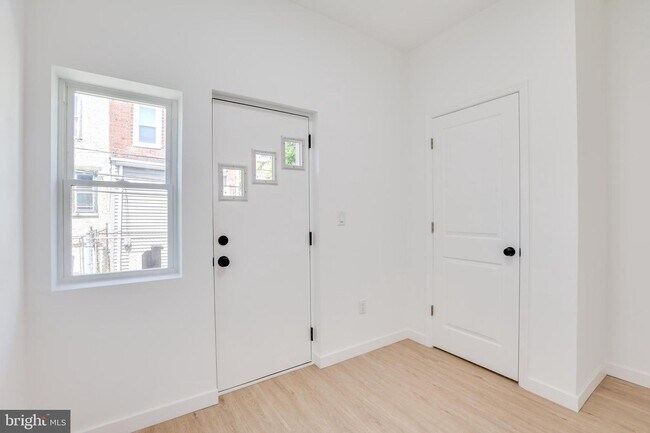 Building Photo - 5855 Larchwood Ave