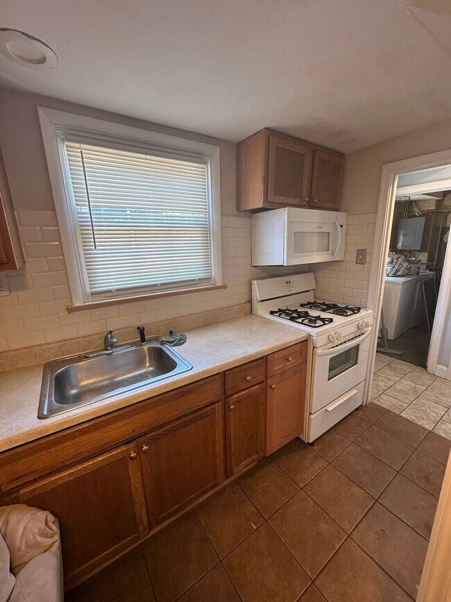 Building Photo - 4 Bed, 1 Bath Row home