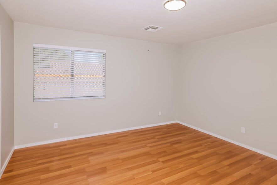 Building Photo - 10757 W Angels Ln