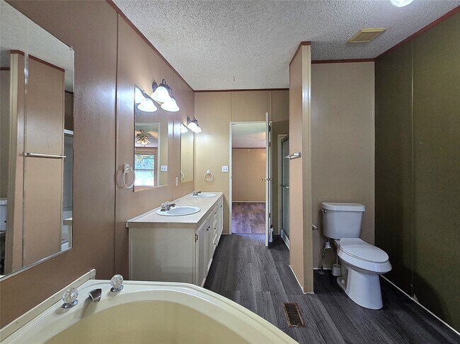 Building Photo - 111 Lakeside Woods Dr