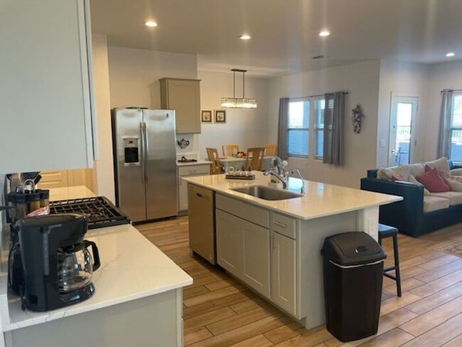 Building Photo - Beautiful Move-In Ready Two-Story Home in Silverbell Crossing!