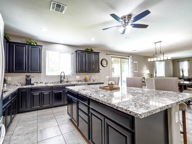 Building Photo - 761 W Desert Hollow Dr