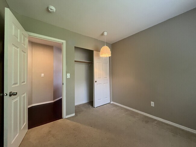 Building Photo - Beautiful 5BD/3BA Home with Soaking Tub, Island Kitchen & Attached 2-Car Garage