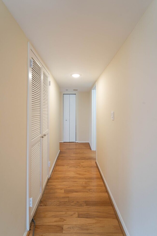 Building Photo - Contemporary 2BR/2BA Corner Condo at The Encore of McLean