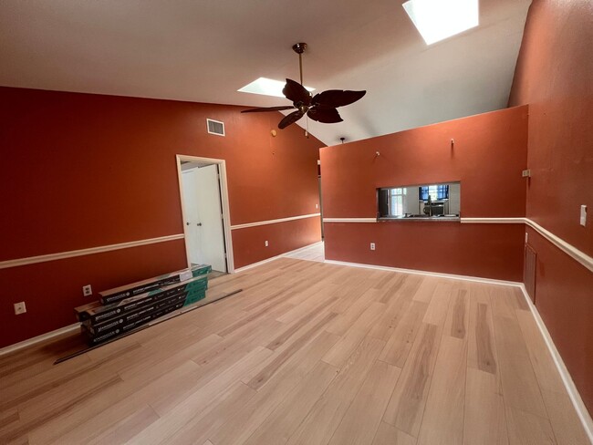Building Photo - $1,695 ** Annual Lease ** 3 Bedroom / 2 Ba...