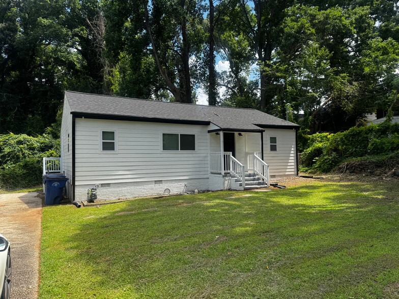 Building Photo - Room in House on Lisbon Dr SW