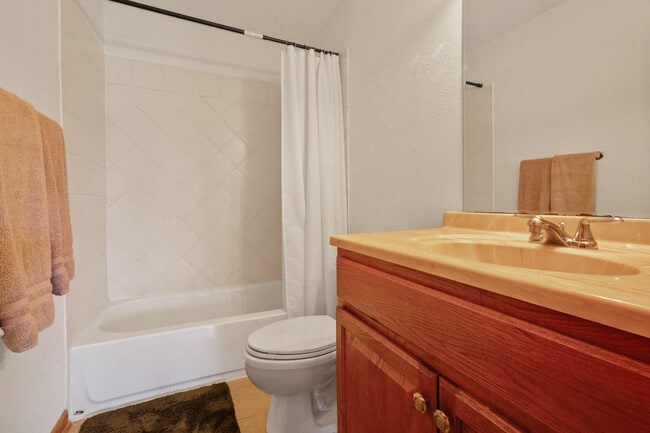 Building Photo - 204 Elmhurst Ct