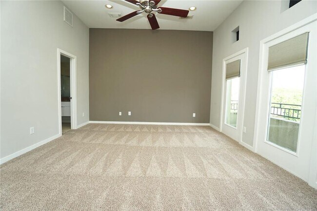 Building Photo - Stunning Townhouse In A Great Location Near Memorial Park!