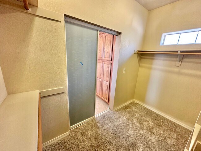 Building Photo - Beautiful 3 bedroom, 3 bathroom home with ...
