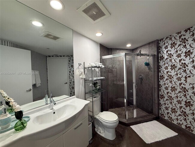 Building Photo - 475 Brickell Ave