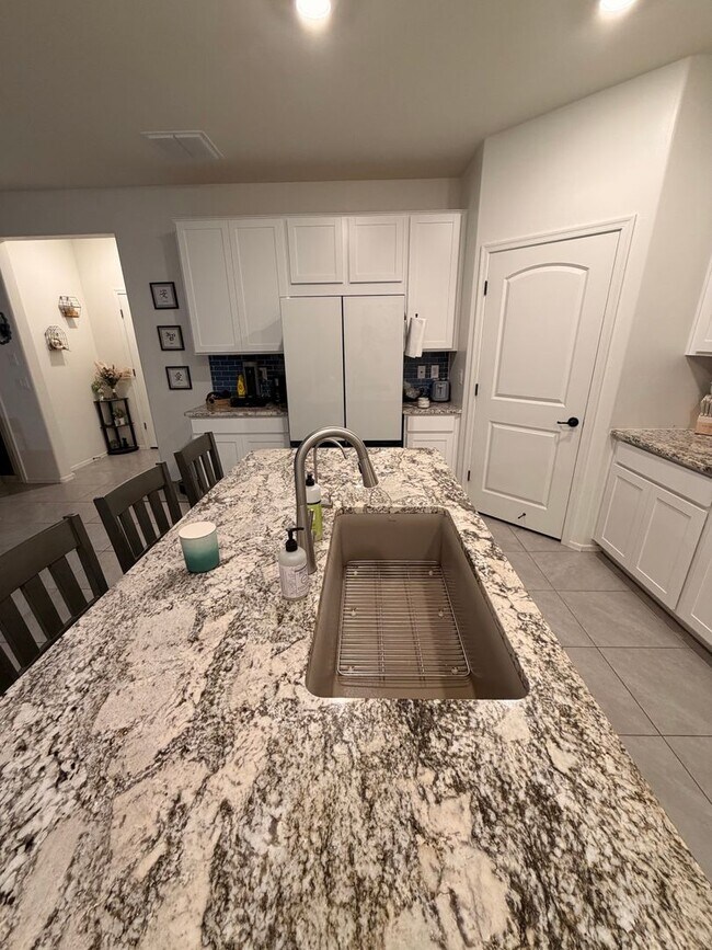 Building Photo - Pristine 3 bedroom 2 bath with den on Eastside!!!