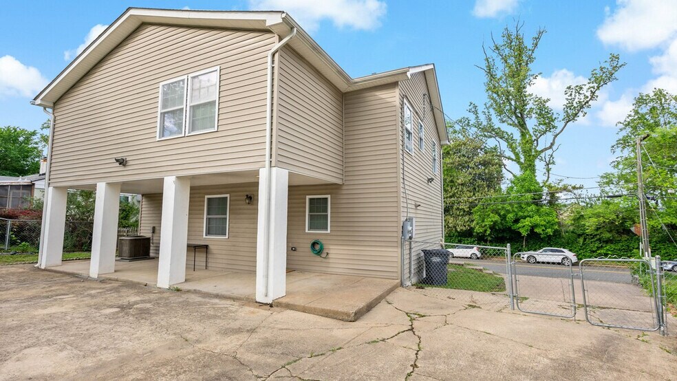 Building Photo - 6403 Maplewood Dr