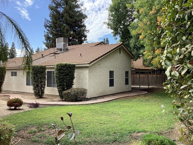 Building Photo - 9615 N Buttonwood Ct