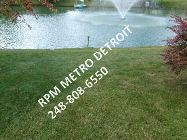 Building Photo - SPACIOUS HOME IN BROWNSTOWN
