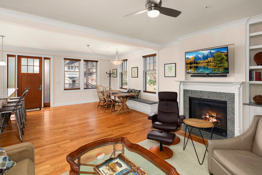 Building Photo - 279 E Chestnut St