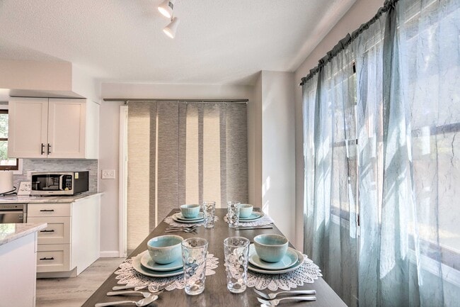 Building Photo - 6832 Woodmeadow Dr