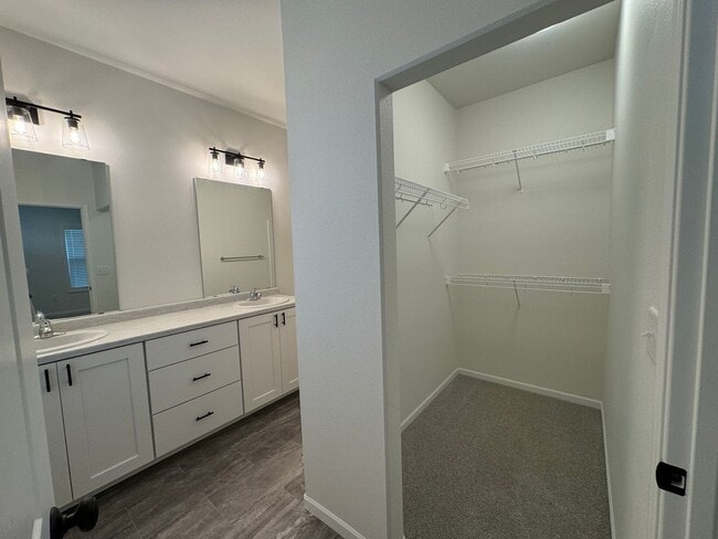 Building Photo - 3-bedroom, 3-bathroom South Fargo Family H...