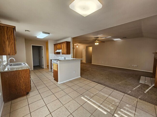 Building Photo - (3) Bed/(2) Bath Available NOW! Pet Negoti...
