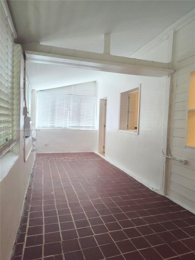 Building Photo - 11342 Peachtree Dr