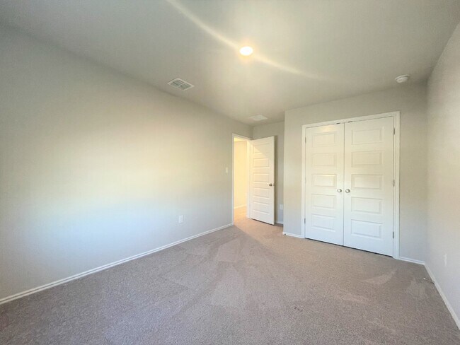 Building Photo - Adorable home located in the community of ...
