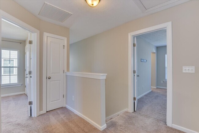 Building Photo - 3 Bedroom 2.5 Bath in Canterbury Farms!