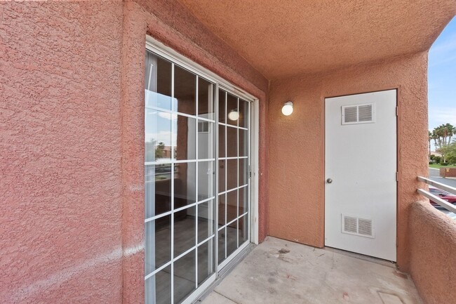 Building Photo - 2 Bedroom, 2 Bath Condo Near Nellis Air Fo...