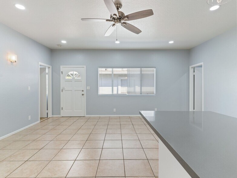 Building Photo - 1116 E 1st St