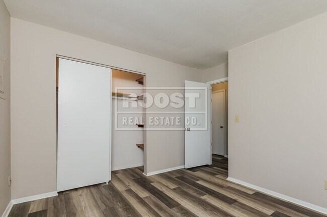 Building Photo - Two bedroom, one bathroom double in Springfield.