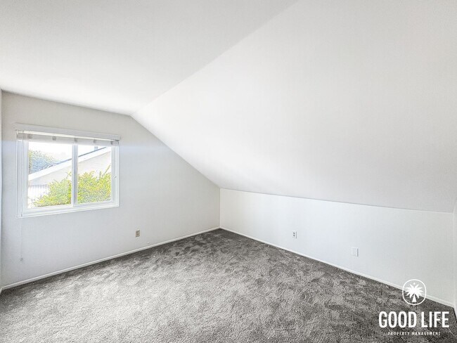 Building Photo - SD: Stunning 4BD/3BA Home in Vista with Panoramic Views, Private Balcony & Large Yard