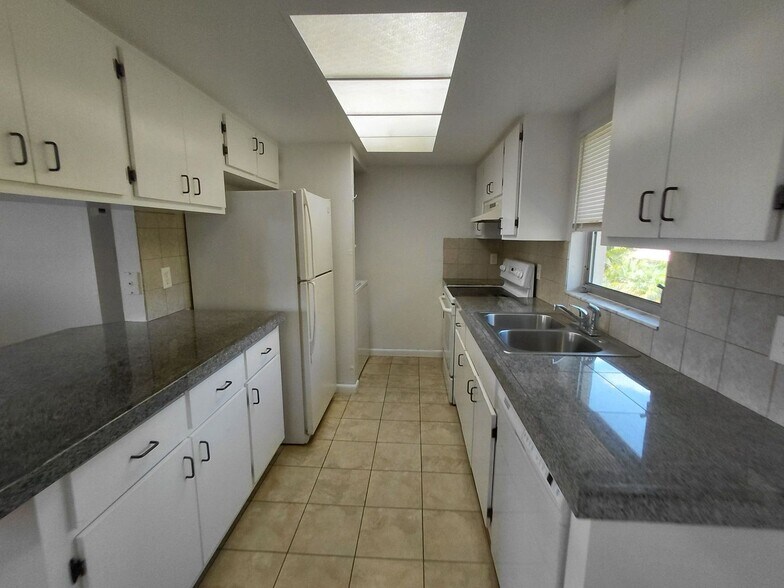 Building Photo - 5004 Chiquita Blvd S